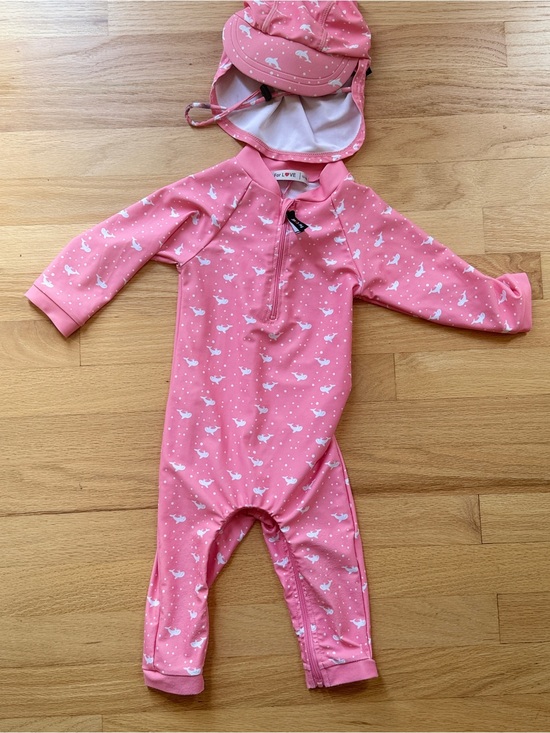 Unknown Other - For Love Baby Pink Whale One-Piece Swimsuit / Rash Guard Set & Hat | 12-18M